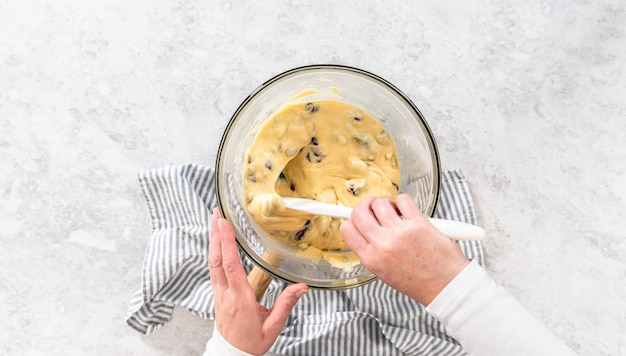 Kucharz przygotowujący danie